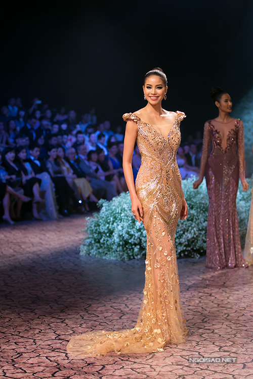 
Đầm dạ hội cầu kỳ mà Hoa hậu Hoàn vũ Việt Nam 2015 Phạm Hương khoác trong chương trình cũng được bán đấu giá từ thiện.
