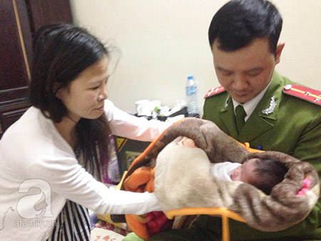 
Một công dân sống trên địa bàn đang cưu mang đứa bé tội nghiệp.
