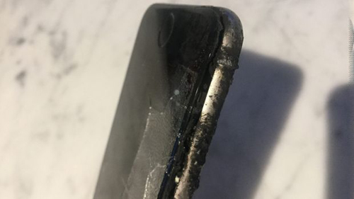 
Hình ảnh chiếc điện thoại iPhone 6 của Clear sau khi phát nổ.
