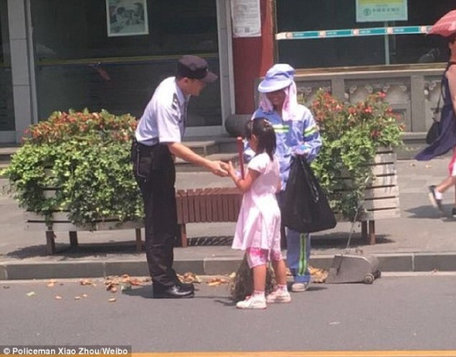 
Cảnh sát chú ý đến sự việc và đã tặng mẹ con mỗi người một chai nước.
