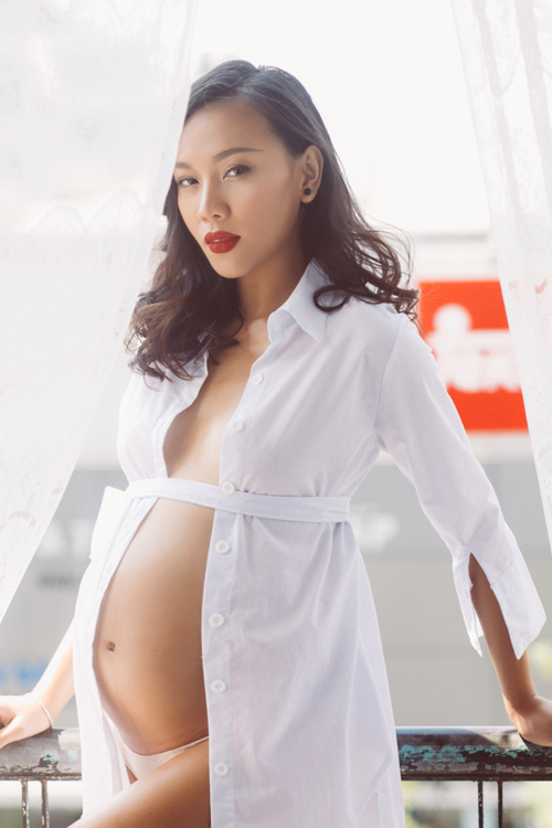 
Diệu Huyền đã mang thai tháng thứ 7. Cô vừa trở về Vũng Tàu nghỉ ngơi sau đợt ra mắt phim Valentine trắng. Giải bạc Siêu mẫu Việt Nam 2012 cho biết sức khỏe của cô và con gái rất tốt.
