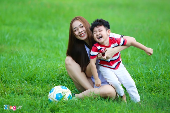
Con trai Minh Khang cũng tham gia chụp ảnh cùng mẹ. Bảo Ngọc kể, con trai cô sớm thể hiện sở thích chơi thể thao khi mới 3 tuổi, đặc biệt là bóng đá. Mỗi khi thấy mẹ thức khuya xem Euro, cậu nhóc tỏ ý muốn cùng mẹ thưởng thức trận đấu.
