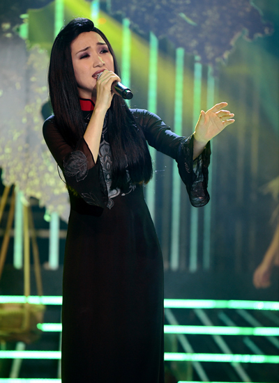 
Hòa Minzy làm Nghệ sĩ Ưu tú Minh Phương, trình diễn ca khúc Về quê.
