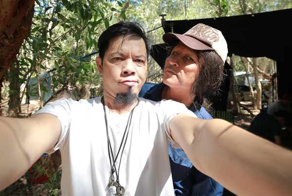 
Cả hai còn thoải mái selfie trong một bối cảnh quay ở rừng.
