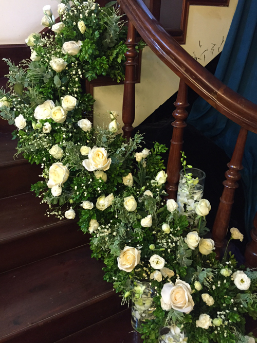 
Hoa hồng trắng, hoa lan tường và hoa baby cùng khoe sắc dọc lối lên cầu thang.
