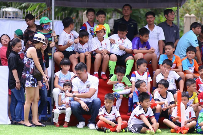 
 Trong giờ nghỉ, diễn viên quê Lạng Sơn chạy ngay đến chỗ hai con gái trò chuyện và lấy nước cho con uống.
