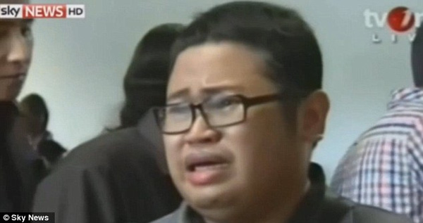
Người thanh niên bật khóc khi kể về lời tạm biệt của bạn mình đi trên chuyến bay QZ8501.
