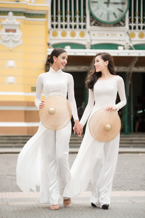 
Hai người đẹp dịu dàng khoe sắc trong tà áo dài trắng tinh khôi của nhà thiết kế Thuận Việt.
