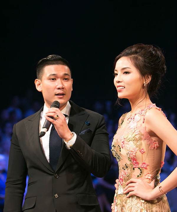 
Kỳ Duyên và bạn trai đại gia trên sân khấu của show diễn thời trang năm 2014.
