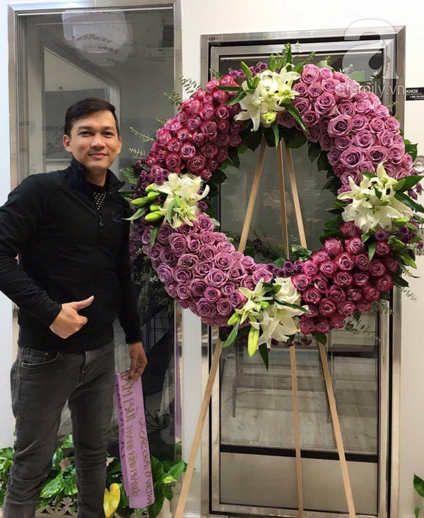 Ở Mỹ, anh l&agrave; chủ một showroom mỹ thuật.