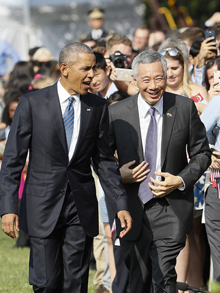 
Tổng thống Mỹ nói chuyện vui vẻ khiến Thủ tướng Lý Quang Diệu bật cười khi ông Lý bắt đầu chuyến thăm cấp nhà nước ở Mỹ. Ảnh: AP

