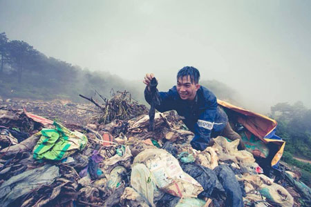 Mình cứ di chuyển quanh đó, nằm lên rác, nhặt rác mang vào người rồi lăn lê đủ các kiểu.