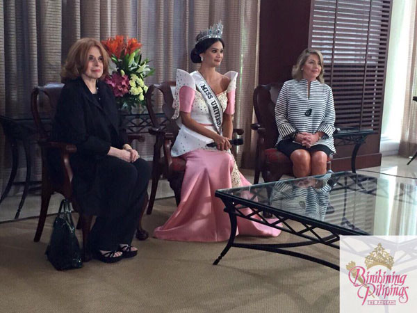 Người đẹp tới cung điện cùng hai đại diện của tổ chức Hoa hậu Hoàn vũ Philippines.