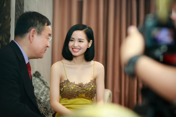 
Tại sự kiện ở Bắc Ninh, gái một con rạng rỡ trò chuyện với các vị khách.
