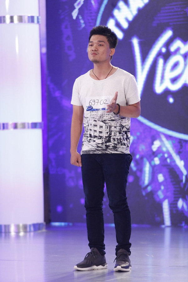 
Đến với Vietnam Idol bằng một tình yêu và niềm đam mê âm nhạc rất đỗi hồn nhiên và vô tư, Đặng Quang Tiến đã chứng minh sự hồn nhiên này qua việc chọn một ca khúc mang tính chất tự sự mang tên “Thằng Nam khóc”. Những ca từ đơn sơ, mộc mạc như đang trò chuyện và tâm sự với người nghe về một mối tình đơn phương đã khiến bộ ba giám khảo… bật cười ngặt nghẽo. Tuy vậy, Thu Minh – Bằng Kiều – Quang Dũng cũng dành cho Quang Tiến những lời khen vì cách hát ấn tượng. Quang Tiến được nhận vé vàng vào vòng trong.
