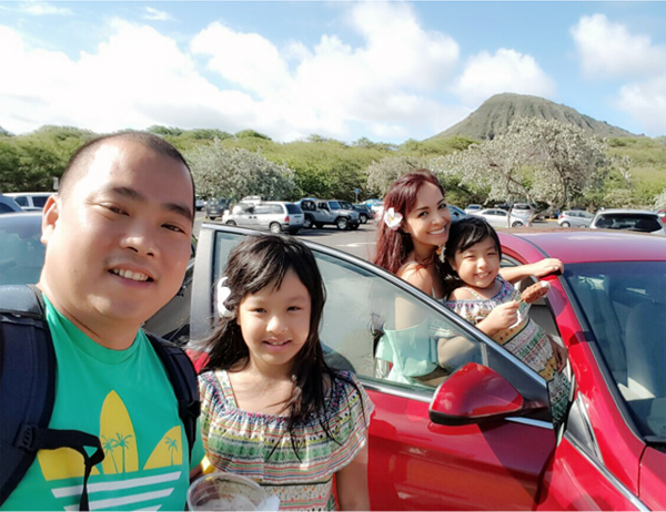 
Minh Khang thuê xe tự lái để đưa cả gia đình đi đến những bãi biển xa để ngắm thiên nhiên hoang dã tuyệt đẹp. Họ đặt chân đến cả 6 quần đảo thuộc Hawaii gồm: Tonga, Fiji, Hawaii, Tahiti, Samoa, Aotearoa (thuộc New Zeland).
