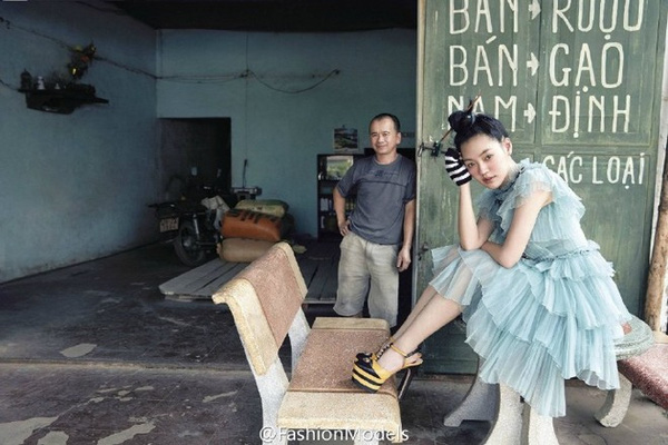 
Tiểu S thích thú tạo dáng bên biển hiệu của một cửa hàng Việt Nam.
