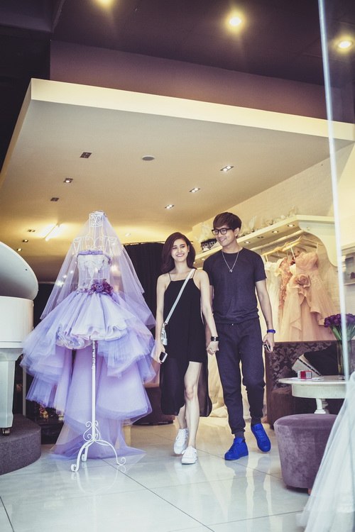 
Trương Quỳnh Anh nắm chặt tay Tim rời khỏi tiệm thử đồ cưới.
