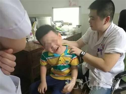 Bé trai 6 tuổi bị nghẹo cổ vì chơi điện thoại quá lâu.