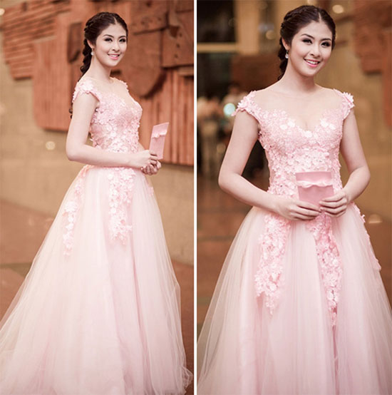 Hoa hậu Ngọc Hân nâng tầm nhan sắc khi lựa chọn đầm ren hồng dáng xòe đi tham dự sự kiện.