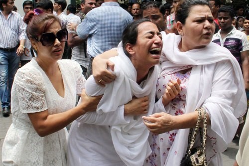 
Nước mắt của bậc sinh thành sau khi con gái qua đời. Trong ảnh là mẹ của Jiahn Khan khóc nức nở trong ngày đưa tiễn con gái. Ảnh: Indianexpress.
