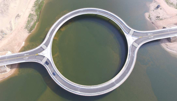 
Cây cầu có hình tròn tại Garzon, Uruguay do công ty Rafael Vinoly thiết kế thực sự ấn tượng khi nhìn từ trên cao. Thay vì chạy thẳng, cây cầu có hình tròn tạo hiệu ứng phá trong phá (Lagoon within lagoon) độc đáo.
