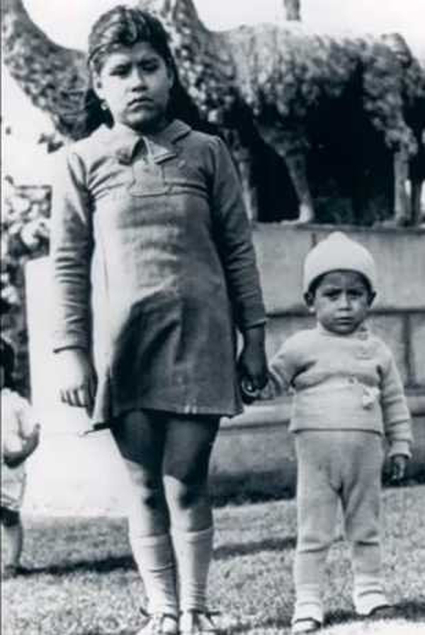 
Lina bên cậu con trai 2 tuổi năm 1941.
