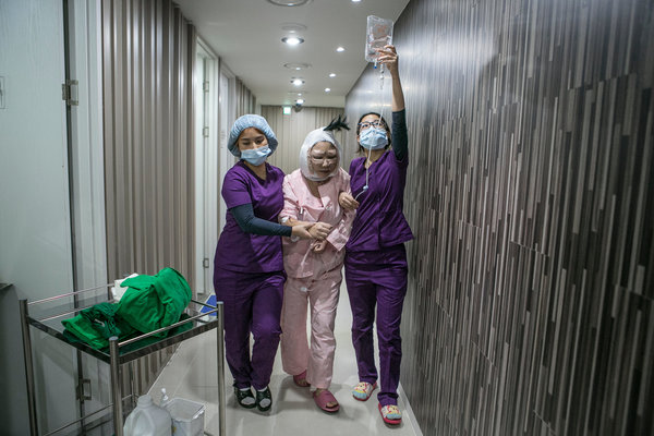 
Nhiều người phụ nữ Trung Quốc tới thiên đường phẫu thuật thẩm mỹ đã phải ôm những món nợ sau khi trở về nước
