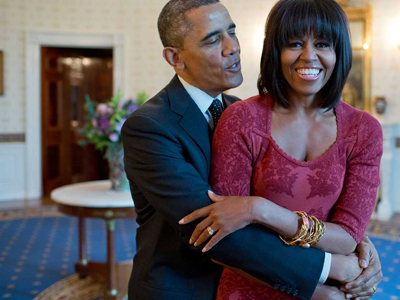 
Sau đám cưới, dù bận rộn với sự nghiệp chính trị, Obama vẫn dành thời gian để đi ăn tối vào dịp cuối tuần cùng vợ. Kể cả khi trở thành Tổng thống Mỹ, ông cũng không ngần ngại thể hiện tình cảm với vợ giữa chốn đông người và đưa vợ đi ăn tối nếu có thời gian.
