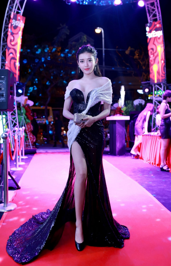 Á hậu Việt Nam 2014 Huyền My từ Hà Nội vào dự sự kiện. Người đẹp rất quyến rũ trong bộ đầm xẻ thân cao.
