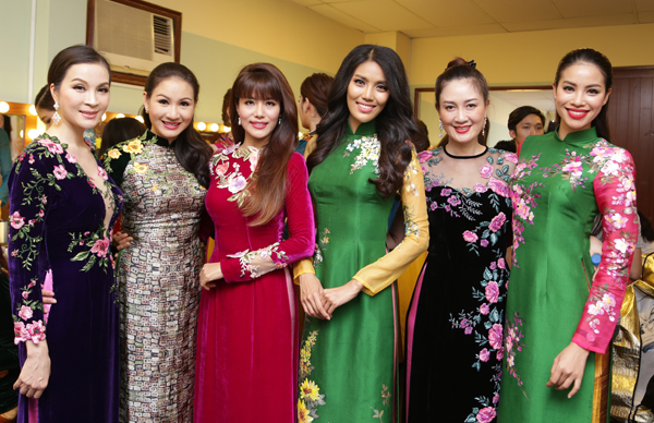 Phạm Hương, Lan Khuê hội ngộ các đàn chị là MC Thanh Mai (áo dài tím), người mẫu Tăng Huệ Văn (thứ hai từ trái qua), Băng Châu (áo dài đỏ) và Đàm Lưu Ly (thứ hai từ phải qua).