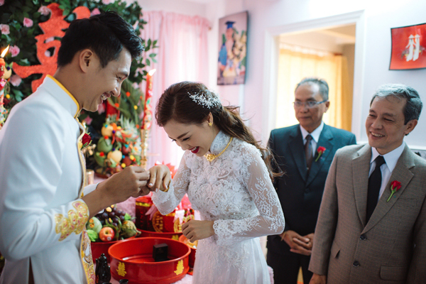 
Trong phút trao nhẫn cưới cho cô dâu, Quang Tuấn hứa sẽ ở bên Linh Phi trọn đời.
