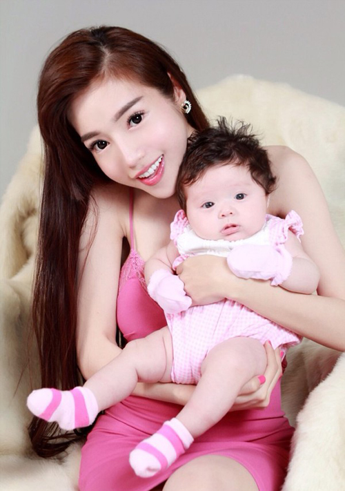 
Năm 2014, Elly Trần bất ngờ khoe cô con gái đầu lòng sinh như thiên thần - Cadie Mộc Trà. So với trước khi sinh em bé, làn da của cô trắng trẻo và mịn màng hơn hẳn.
