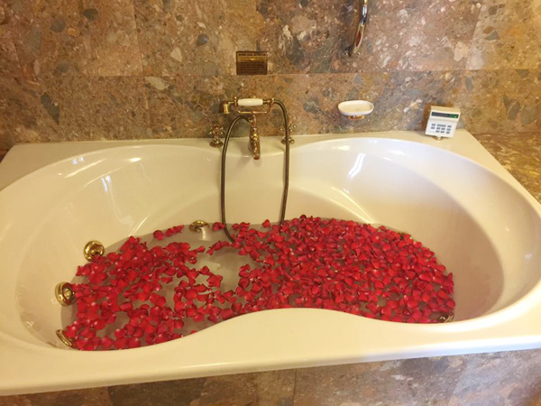 
Bồn tắm được rắc rất nhiều cánh hoa hồng.
