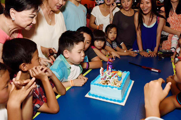
Kenzi sung sướng thổi nến sinh nhật tròn 5 tuổi trong sự chúc tụng của đông đảo mọi người.
