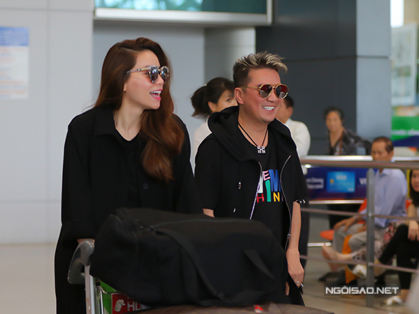
Hai nghệ sĩ mặc ton-sur-ton đen sang trọng. Họ bất ngờ khi thấy nhiều fan ra tận sân bay đón mình.
