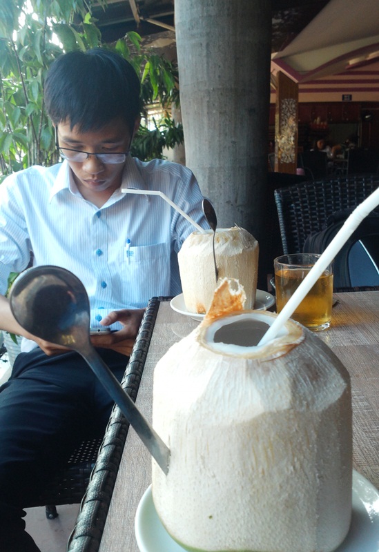 
Dừa Xiêm Bến Tre vào quán cà phê ở TP Quy Nhơn có giá 25.000 - 35.000 đồng/quả
