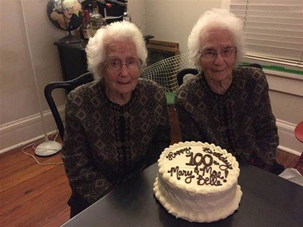 
Ở tuổi 100, cặp chị em Mary và Mae lại quay về sống chung để đỡ đần nhau khi về già.
