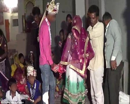 
Cô dâu 13 tuổi đang phải thực hiện lễ cưới với chú rể 15 tuổi.
