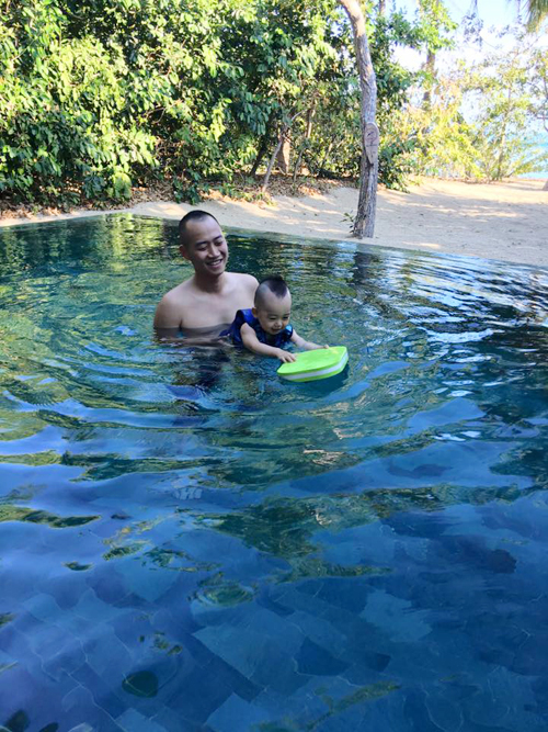 
Cậu nhóc được bố cho tập bơi trong kỳ nghỉ.

