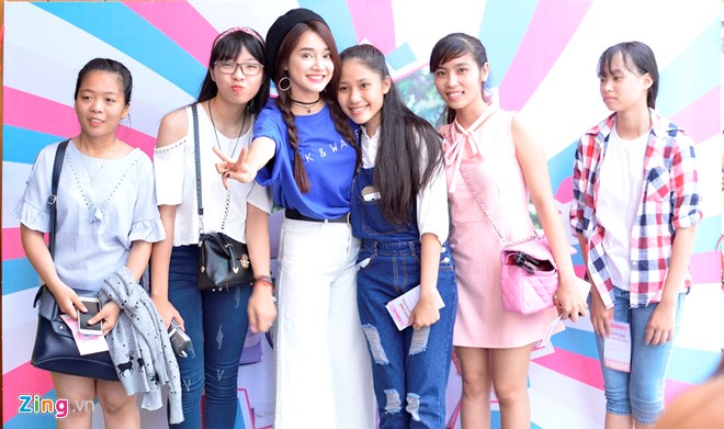 
 Trước t&igrave;nh cảm của c&aacute;c bạn trẻ d&agrave;nh cho m&igrave;nh, Nh&atilde; Phương chia sẻ c&ocirc; rất cảm động v&agrave; hạnh ph&uacute;c. Đối với c&ocirc;, kh&ocirc;ng g&igrave; qu&yacute; gi&aacute; bằng t&igrave;nh cảm của kh&aacute;n giả.
