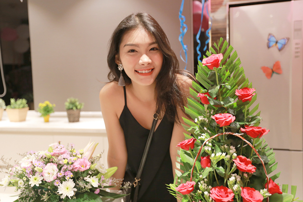 
Diễn viên Thanh Tú, cô bạn thân của Khả Ngân cũng có mặt trên phim trường để dự tiệc.
