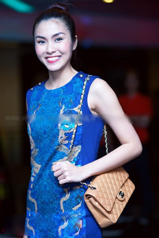 T&uacute;i Chanel m&agrave;u be gi&aacute; khoảng 100 triệu đồng cũng được c&ocirc; rinh về&nbsp;tủ đồ của m&igrave;nh.