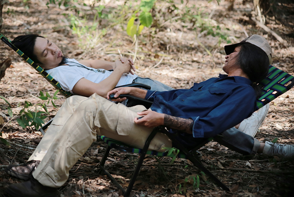 
Trong lúc nghỉ ngơi, hai diễn viên tranh thủ chợp mắt dưới bóng râm.
