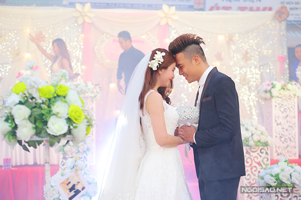 
Sau 3 năm tìm hiểu, cả hai mới quyết định đi đến hôn nhân. Kha Ly và Thanh Duy cùng lên ý tưởng cho tiệc cưới tại quê nhà An Giang và TP HCM.
