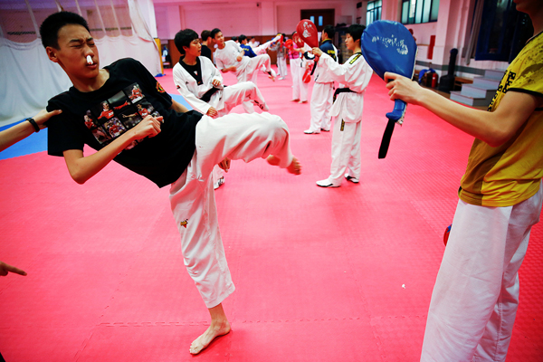 
Một cậu bé dường như vừa bị chảy máu mũi trong lớp học taekwondo ở trường thể dục thể thao Shichahai, Bắc Kinh.
