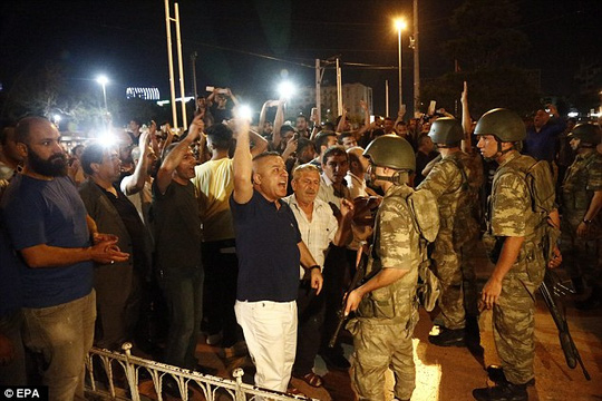Những người ủng hộ Tổng thống Recep Tayyip Erdogan hét to các khảu hiệu trước binh lính ở quảng trường Taksim. Ảnh: EPA