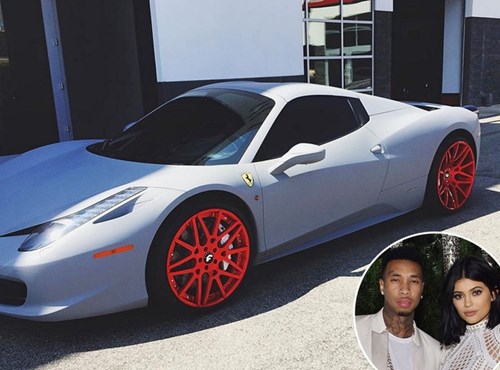 
Vào năm em gái Kim Kardashian - Kylie Jenner - bước sang 18 tuổi, rapper gốc Việt - Tyga - mua tặng cô chiếc xe Ferrari trị giá 240.000 USD. Cặp sao hiện không còn bên nhau.
