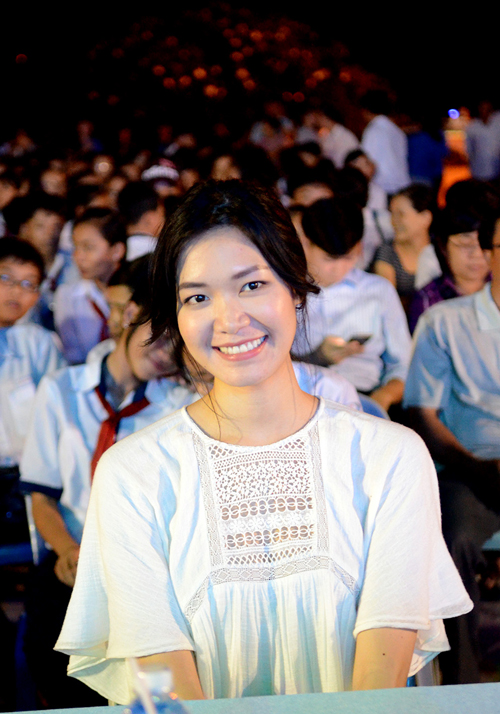 
Thùy Dung xuất hiện trên ghế khách mời. Không diện váy áo lộng lẫy và trang điểm kỹ lưỡng, Hoa hậu Việt Nam 2008 khoe vẻ mộc mạc.
