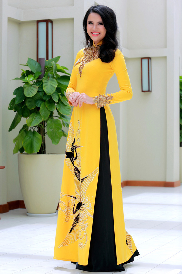 
L&agrave; em g&aacute;i Hoa hậu Đ&ocirc;ng Nam &Aacute; 2012 Diệu H&acirc;n n&ecirc;n Diệu Th&ugrave;y được quan t&acirc;m ngay từ v&ograve;ng ngo&agrave;i. Tuy nhi&ecirc;n, c&agrave;ng đi s&acirc;u v&agrave;o v&ograve;ng trong, c&ocirc; g&aacute;i sinh năm 1997 c&agrave;ng chứng minh được tiềm năng của m&igrave;nh qua phong th&aacute;i tự tin v&agrave; nụ cười tỏa nắng trước ống k&iacute;nh.
